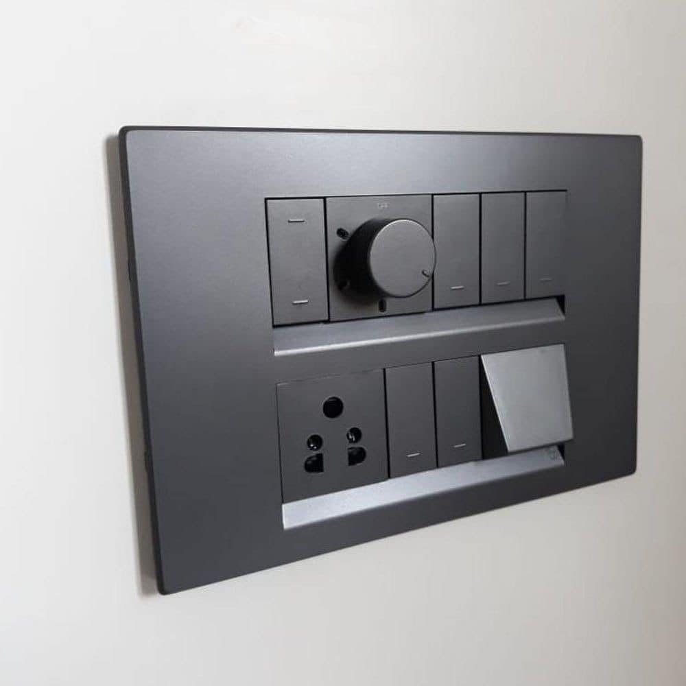 Crabtree Signia 6-Module Plate with 16A Socket — Black